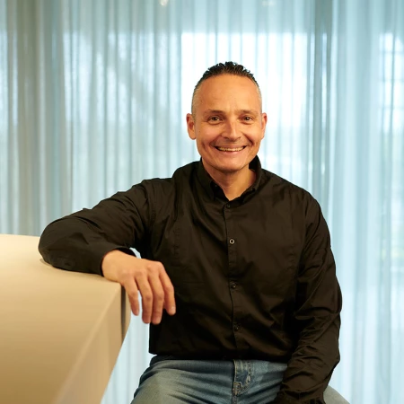 Giovanni, technisch verantwoordelijke bij Lamett zit aan de bar in de showroom