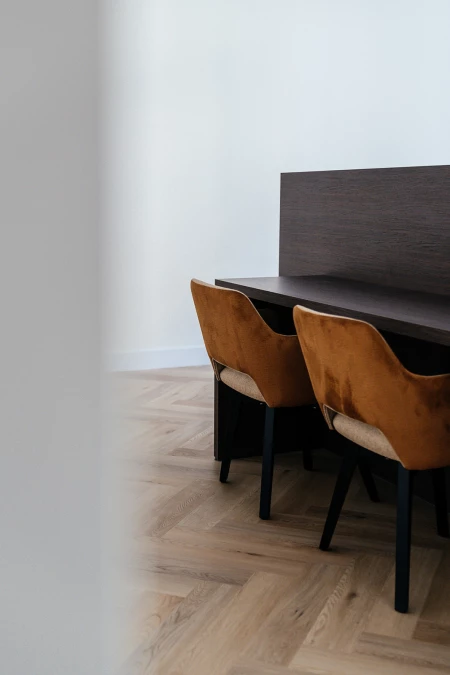 Bureau met twee stoelen in een warm interieur